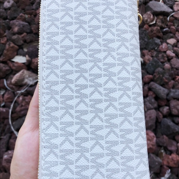 Gaby’sBags💕👜Michael Kors Wallet - Picture 3 of 7